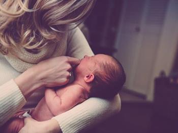 صدای مادر درد نوزادان را کاهش می دهد