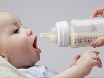 نقش پروتئین‌های شیر مادر در سلامت روده کودک 